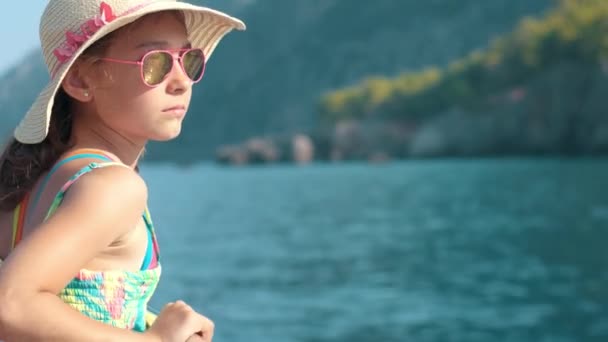 여자는 여름 휴가에 요트에 긴장. 항해 보트에서 바다 수평선을 바라보는 아이 — 비디오
