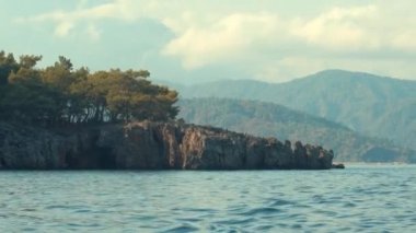 Deniz manzara orman ve kayalar ile kaplı dağları ile