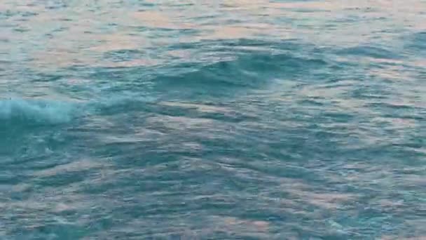 Superficie del mar con olas. Hermosas olas de mar fondo detrás de barco de vela — Vídeos de Stock