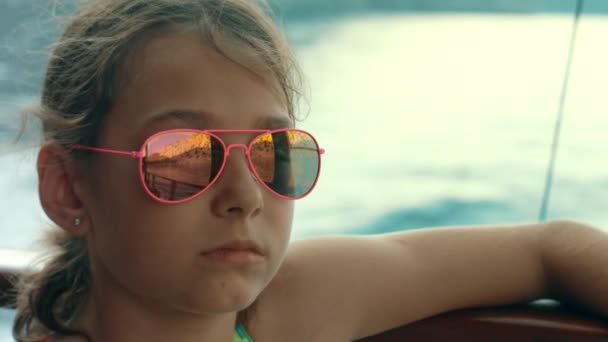 Młoda dziewczyna patrząc na morzu od jachtu. Dziewczyna podróżować w łodzi na wakacje — Wideo stockowe