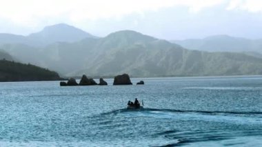 Güzel deniz manzara dağlar ve motorlu tekne ile