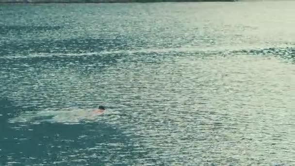 Niña aprendiendo a nadar pecho en el mar. Concepto deportivo — Vídeo de stock