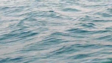 Deniz su yüzeyinden Yelkenli tekne. Mavi okyanus yüzey arka plan dalgalar ile