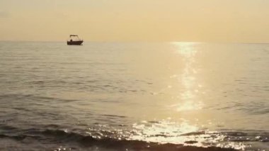 Günbatımı teknesi ile deniz manzara. Deniz manzarası üzerinde güneş denizde longboat ile ayarla