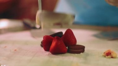 Çilek dondurma rulo yapmak için sütlü karışım dökme Şef. Şekerli tatlı doğal çilek ve malzemelerle yapılmış. Tay meyve dondurma