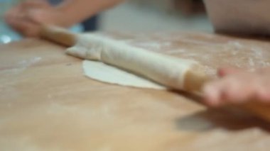 Pizza Hamur hazırlama Şef. Eller üzerinde hamur merdane ile çalışma. Ekmek pişirme. Fırını dükkanında çalışmak