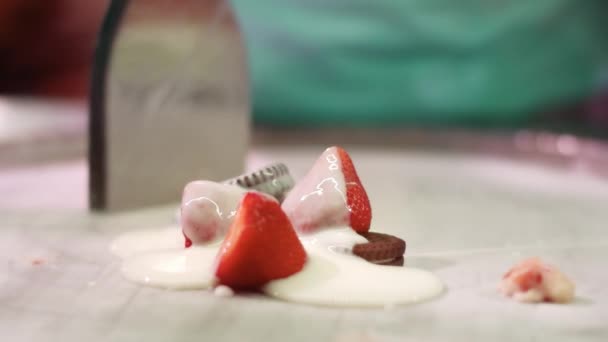 Ingredientes de molienda profesional para helado tailandés por paleta-cuchillo — Vídeos de Stock