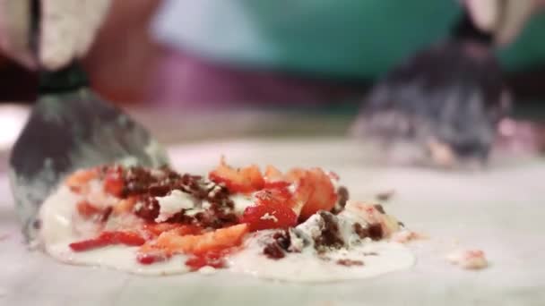 Chef-kok mengen van de ingrediënten voor het bereiden van ijs-roll. Mengen van melk en fruit — Stockvideo