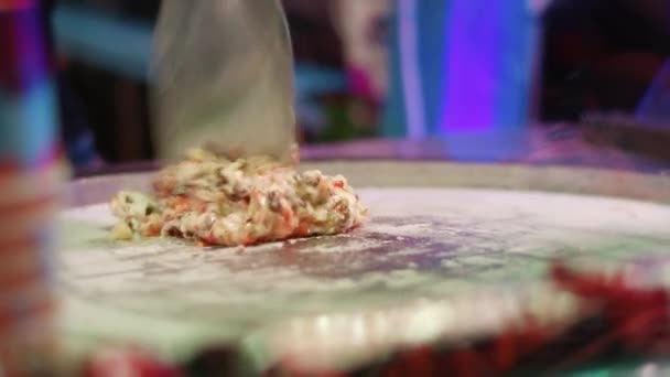 Chef cocinando helado tailandés de galletas de leche y bayas frescas — Vídeos de Stock