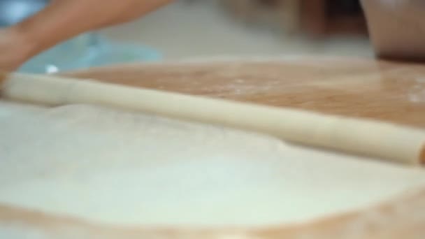 Preparação de massa de farinha de pizza rolando-pino na mesa. Trabalho na padaria — Vídeo de Stock
