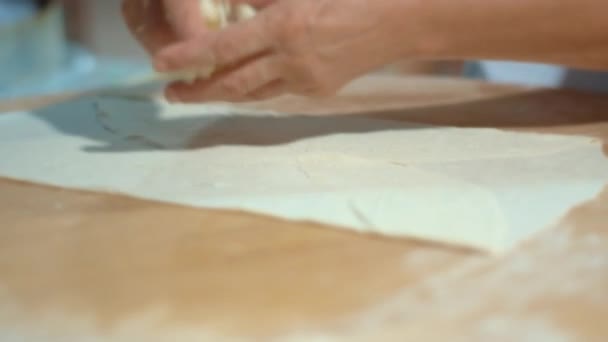 Χέρια του επαγγελματία σεφ κάνει πίτα στο εστιατόριο. Μαγειρική νόστιμο πίτας — Αρχείο Βίντεο