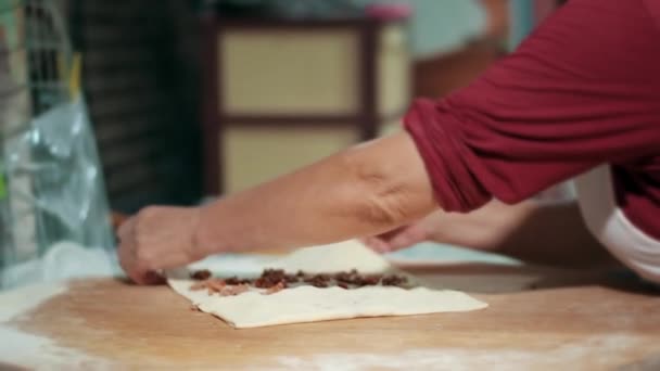 Женские руки заворачивают хлеб в питу на кухне. Кулинарный гозлем с мясом — стоковое видео
