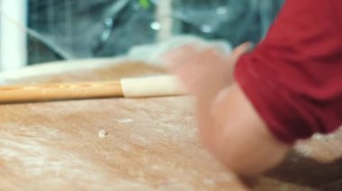 Yemek yapma pasta hamuru oklava ile. Ekmek pişirme pizza