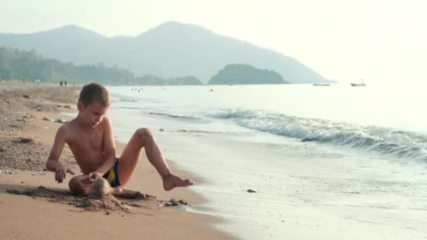 Kind Spelen Met Zand Zee Strand Zomervakanties Jongen Gebouw Zand — Stockvideo