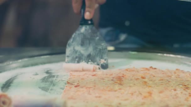 Mélanger les rouleaux de crème glacée au congélateur. Dessert de crème glacée roulée fait main — Video