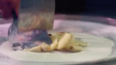 BlackBerry ve muz Tay dondurma yapmak için parçalama. Doğal madde