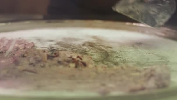 Ανάμειξη μούρα από βατόμουρο και μπανάνα για την κατασκευή νόστιμα ρολό με παγωτό — Αρχείο Βίντεο