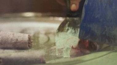 Cook Satılık kağıt bardak taze dondurma koyun. Dondurma kısmını alır