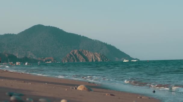 Havet stranden landskap med berg på bakgrunden. Seascape med berg — Stockvideo