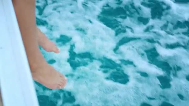 Giovane donna piedi rilassante su yacht durante il viaggio. Le gambe umane pendono sul mare — Video Stock