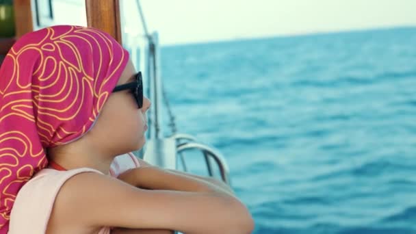 Young girl travel on sea yacht on summer vacation — Stock Video