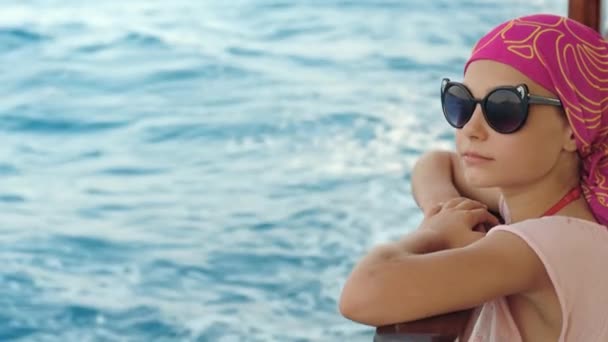 Chica de moda viajar en yate de lujo en las vacaciones de verano. Chica sonriendo en el barco — Vídeos de Stock