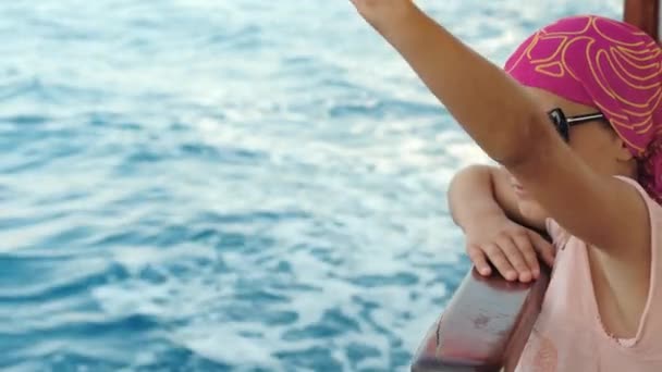 Chica Joven Saludando Mano Durante Crucero Yate Mar Feliz Niño — Vídeo de stock
