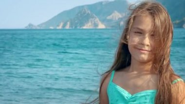 Mutlu çocuk yaz tatillerini gülüşe deniz Plajı'nda. Gülümseyen kız portresi