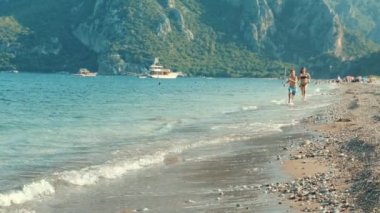 Mutlu birlikte denizde çalışan arkadaşlar yaz tatil plaj