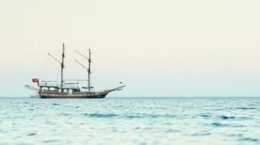 Tarihsel yelken denizde gemi. Güzel Fırkateyn okyanusta sürüklenen. Eski uzun gemi
