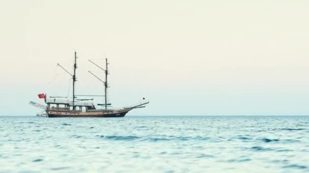 Ιστορικό ιστιοφόρο πλοίο στη θάλασσα. Όμορφη φρεγάτα παρασύρεται στον ωκεανό. Παλιό ψηλό πλοίο — Αρχείο Βίντεο