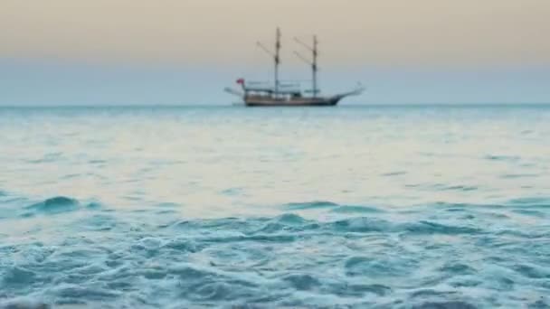 美丽的海景与帆船在地平线上和海浪拍打在岸上 — 图库视频影像
