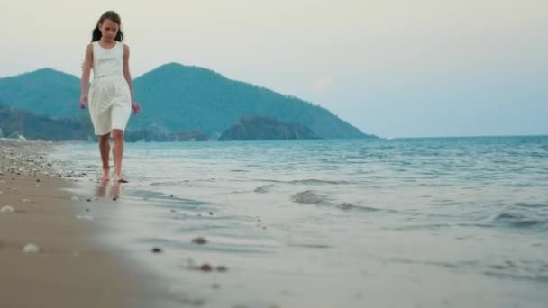Ledsen flicka promenad ensam på sea beach i slow motion. Omtänksamt flicka gå ensam — Stockvideo