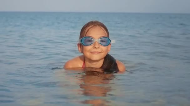 Porträt eines jungen Mädchens in Wassermaske, das sich im Meerwasser entspannt. Kind genießt Ruhe — Stockvideo