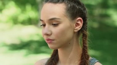 Neşeli kadın yaz parkta koşmak sabah süre istimal hareket eden telefon