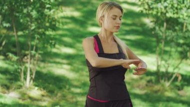 Yaz Park germe egzersiz eğitim spor kadın. Fitness kadın