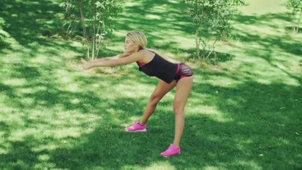 Mujer deportiva haciendo ejercicio de pendiente y estiramiento en el gimnasio al aire libre en el parque de verano — Vídeos de Stock