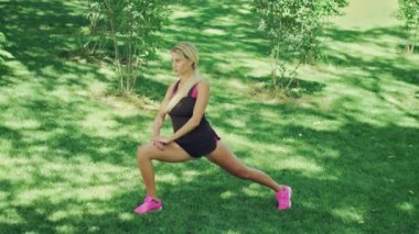 Genç kadın önce eğitim sırasında sıcak germe ağız kavgası yapıyor. Fitness kadın