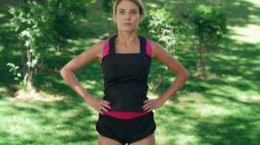 Sporcu kadın eğitim atlama ve egzersiz açık iken ağız kavgası yaz park içinde