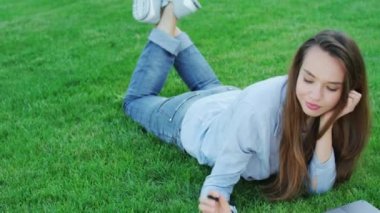 Online çalışmada üniversite kampüs için dizüstü bilgisayar kullanan kadın öğrenci