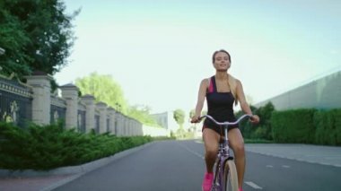 İnce kadın ise eğitim yaz Park'taki bisiklet sürme spor giyim