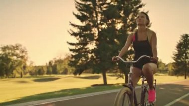 Fitness kadın binicilik bisiklet altın günbatımı manzara yaz Park