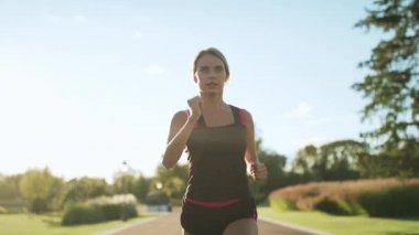 Sporcu kadın parkta günbatımında koşu. Yorgun kadın atlet açık eğitim de zor nefes. Sabah egzersiz spor kadın. Uygun kız için maraton yarışı açık eğitim