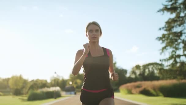 Atleta Mujer Corriendo Parque Atardecer Corredor Hembra Cansado Respirando Duro — Vídeo de stock