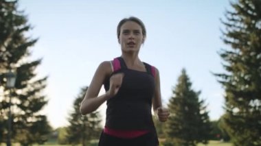 Kadın atlet parkında eğitim. Ağır çekimde çalışan spor kadın