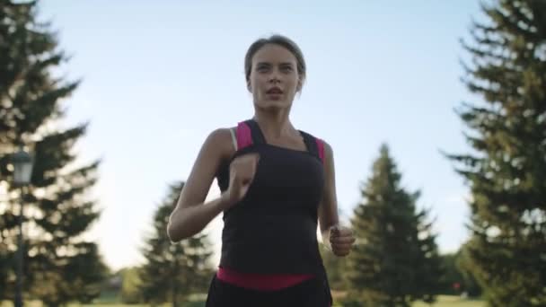 女性ランナーの公園でトレーニングします。スローモーションで走っているスポーツ女性 — ストック動画