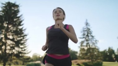 Sabah parkta koşu alın teri silerek kadın çalışan