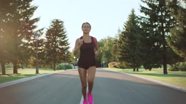 Αθλητισμός γυναίκα τρέχει στο πάρκο. Γυμναστήριο κορίτσι εκπαίδευση εξωτερική. Δρομέας γυναίκα — Αρχείο Βίντεο