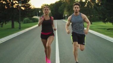 Parkta birlikte çalışan spor insanlar. Genç çift açık iş koşu
