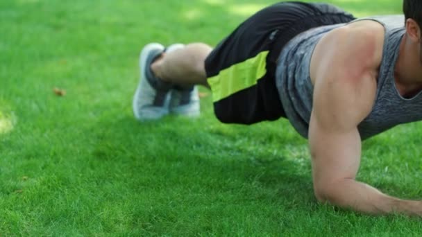 Treino de prancha de treinamento de casal de fitness dando cinco após o acabamento no parque de verão — Vídeo de Stock